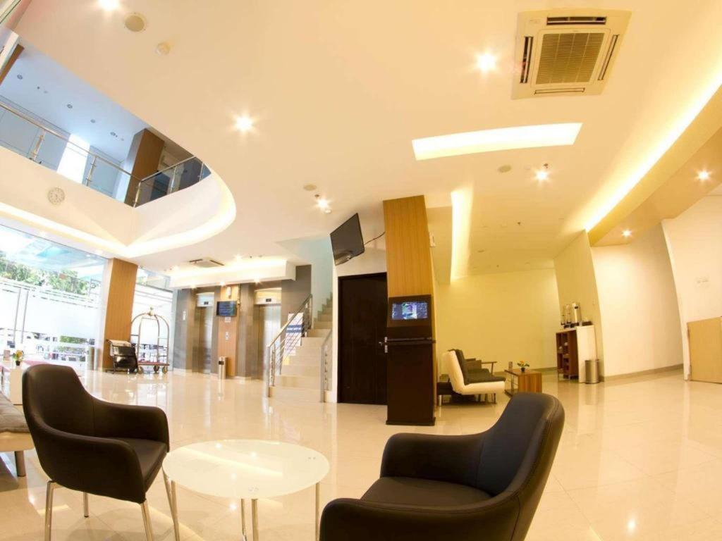 Hotel 88 Grogol By Wh Jakarta Exterior foto
