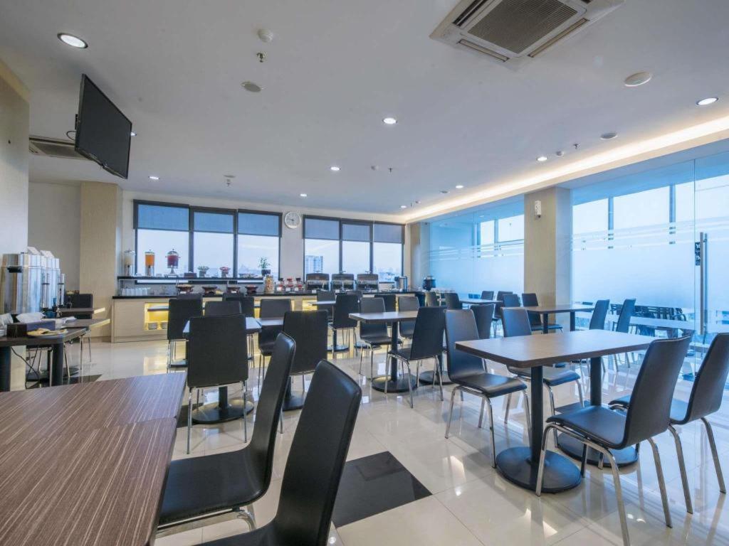 Hotel 88 Grogol By Wh Jakarta Exterior foto