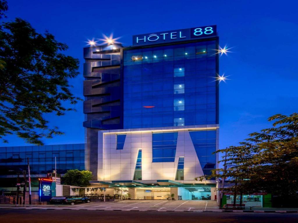 Hotel 88 Grogol By Wh Jakarta Exterior foto